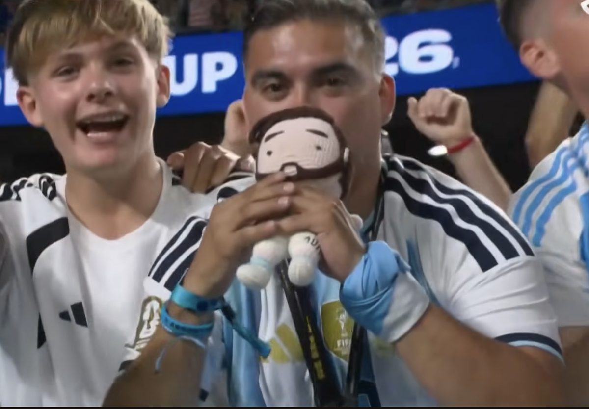 Aficionado argentino con muñeco de Messi en el Mundial 2026